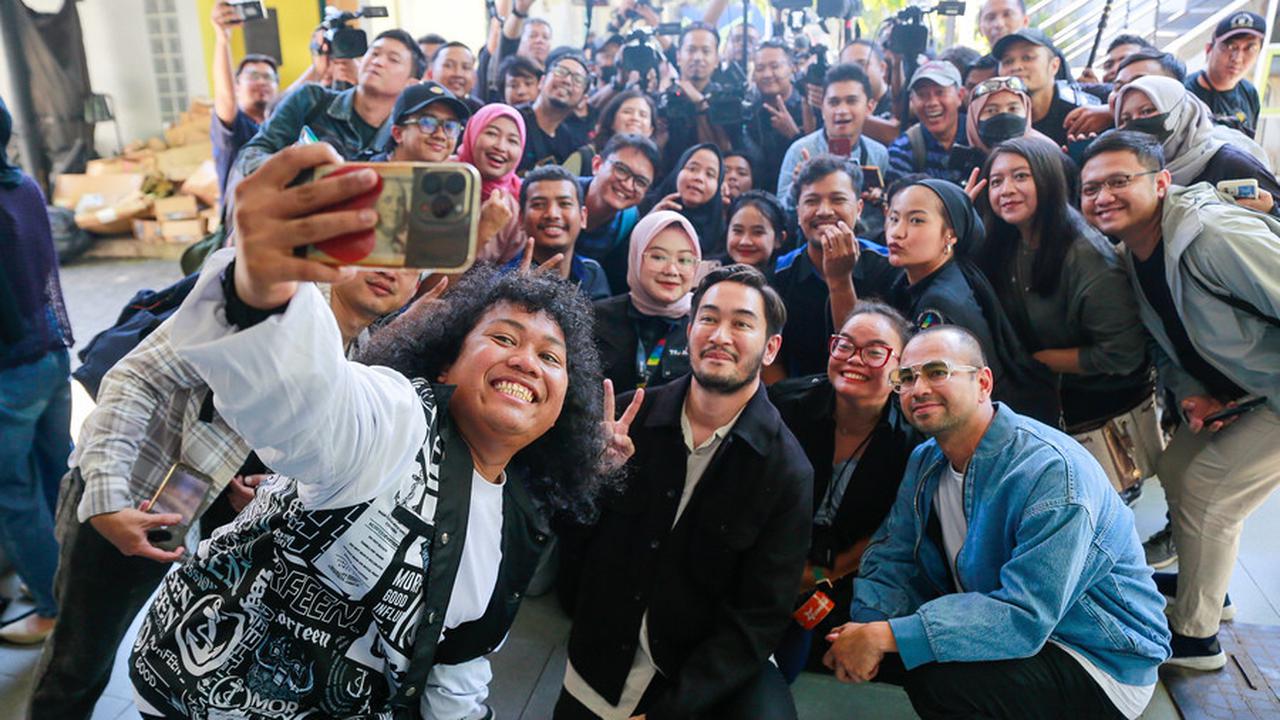 "Itu ranah keluarga sebenarnya. Tapi yang bisa saya ceritakan adalah saya ceritain 'Ini yang akan aku lakukan sayang, ini yang akan aku tata, ini yang akan aku ubah dari kesalahan-kesalahanku yang lain'. Dan akhirnya istriku percaya dan mendukung," tandas
