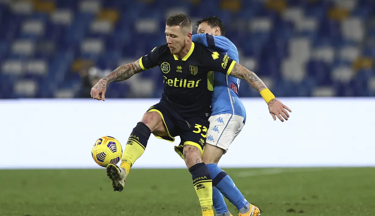 Gelandang Parma, Juraj Kucka (kiri) menguasai bola dibayangi bek Napoli, Mario Rui dalam laga lanjutan Liga Italia 2020/21 pekan ke-20 di Diego Armando Maradona Stadium, Minggu (31/1/2021). Parma kalah 0-2 dari Napoli. (LaPresse via AP/Alessandro Garofalo)