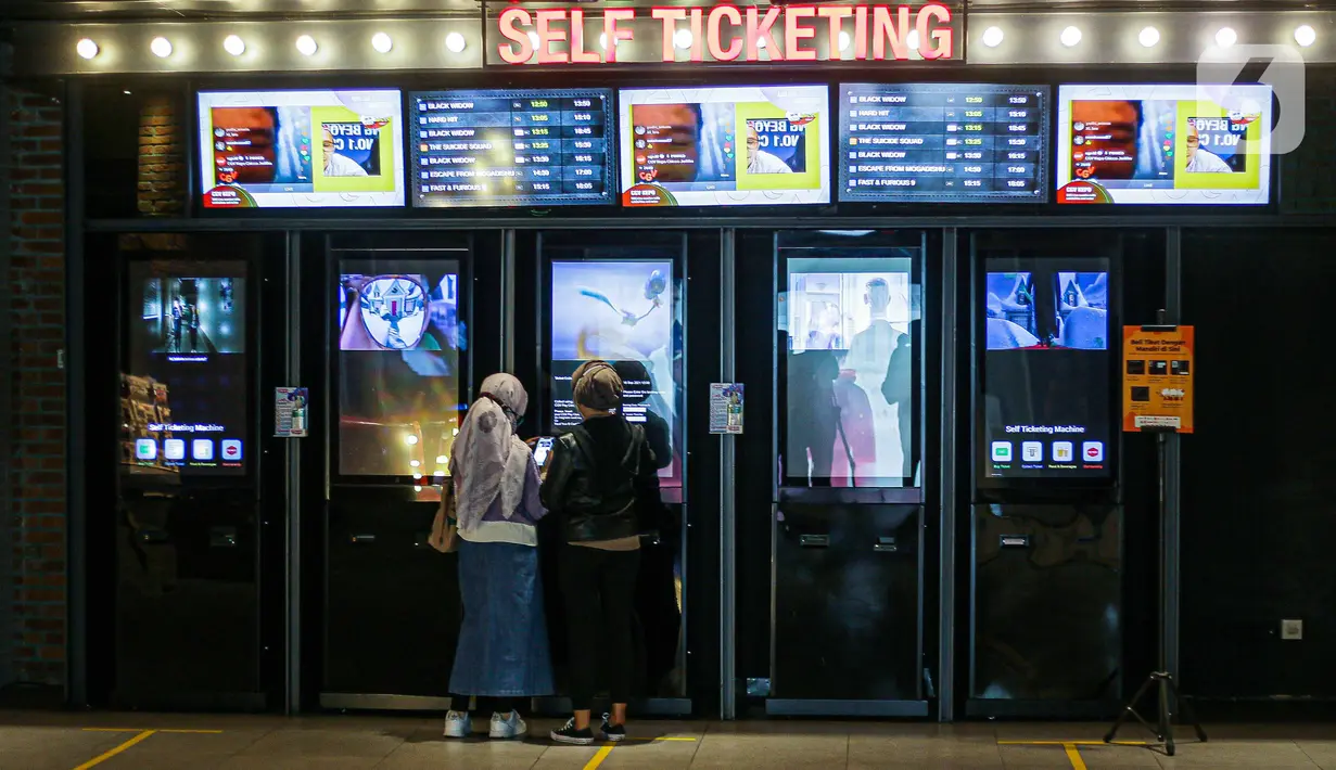 Pengunjung memilih tiket film yang akan ditonton di bioskop CGV Grand Indonesia, Jakarta, Kamis (16/9/2021). Pemerintah memberikan kelonggaran dengan memperbolehkan bioskop buka kembali di wilayah berstatus pemberlakuan pembatasan kegiatan masyarakat (PPKM) level 3 dan 2 (Liputan6.com/Faizal Fanani)