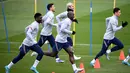 Gelandang PSG Marco Verratti mengontrol bola selama sesi latihan tempat latihan klub sepak bola Camp des Loges Paris Saint-Germain, di Saint-Germain-en-Laye, barat Paris pada 10 Februari 2022. PSG akan menjamu Rennes pada lanjutan Ligue 1, Sabtu 12 Februari 2022 dini hari WIB. (FRANCK FIFE / AFP)