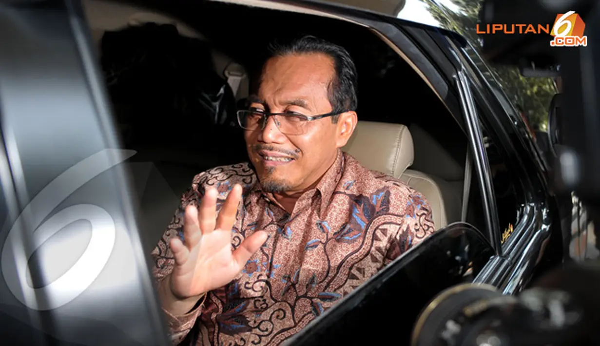 Menteri Pertanian Suswono langsung naik ke dalam mobil dan meninggalkan gedung KPK (Liputan6.com/Helmi Fithriansyah)
