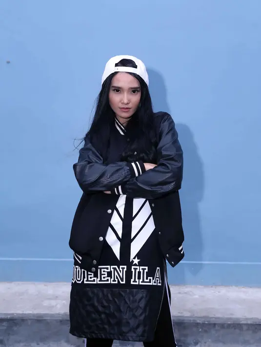 Dengan style serba hitam dan snapback andalannya, Adilla nampak chic dengan penampilannya ketika ditemui disuatu acara tv. (Nurwahyunan/Bintang.com)