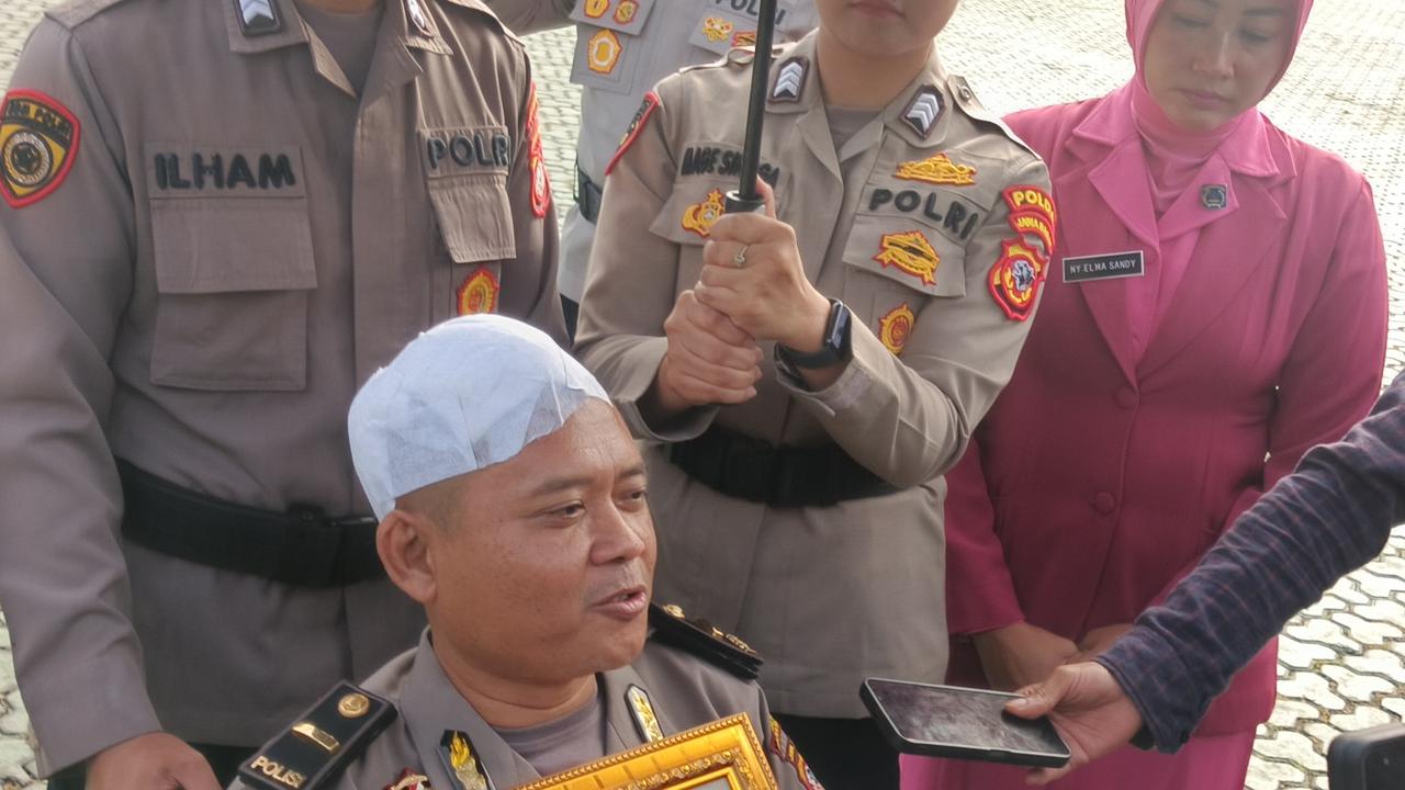 Ipda Sandy Tatiady Koswara (44), salah satu personel yang mendapat kenaikan pangkat luar biasa dari Kapolri usai jadi korban saat mengamankan aksi unjuk rasa di Karawang
