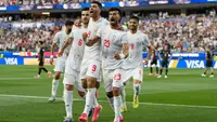 Ramin Rezaeian (23) dari Iran merayakan golnya bersama rekan-rekan setimnya setelah mencetak gol dalam pertandingan Grup G Piala Dunia antara Iran dan Selandia Baru di Inglewood, California, dekat Los Angeles, Selasa, 16 Juni 2026. (AP Photo/Andre Penner)