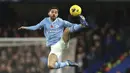 Gelandang Manchester City Bernardo Silva mengontrol bola di udara saat bertandang ke markas Chelsea pada laga pekan ke-12 Premier League 2023/2024 di Stamford Bridge, Minggu (12/11/2023) malam WIB. (AP Photo/Ian Walton)