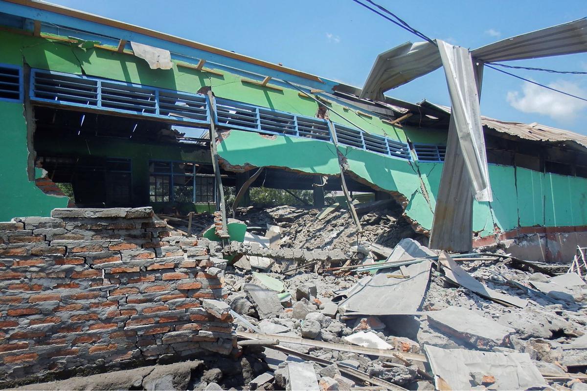 Gunung Lewotobi Laki-Laki erupsi