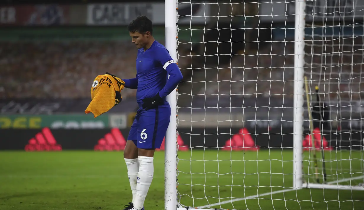 Bek Chelsea, Thiago Silva memegang kaos Wolverhampton Wanderers usai pertandingan lanjutan Liga Inggris di Stadion Molineux di Wolverhampton, Inggris, Rabu (16/12/2020). Chelsea kalah 1-2 atas Wolverhampton Wanderers. (Michael Steele / Pool via AP)