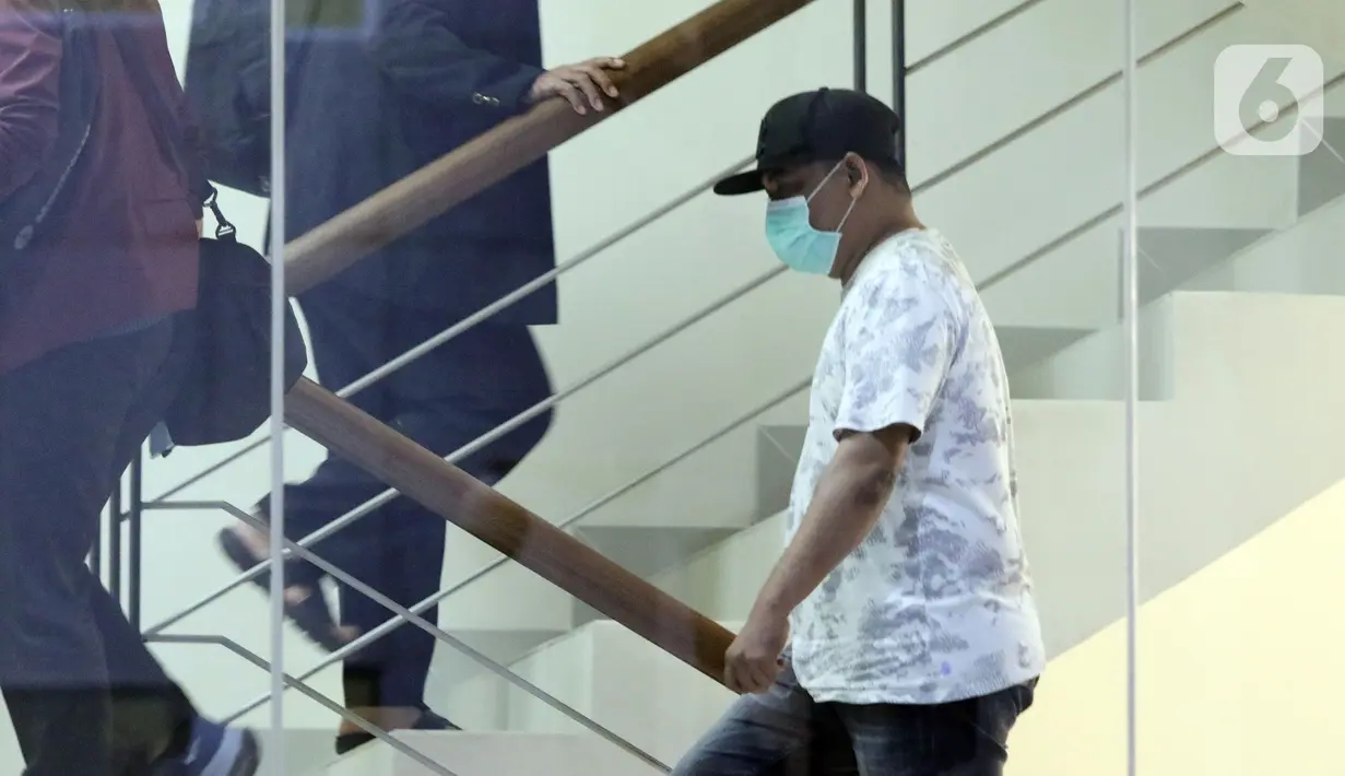 Sejumlah orang terdiri dari Aparatur Sipil Negara (ASN) dan pihak swasta dari Kabupaten Langkat Sumatera Utara (Sumut) yang terjaring Operasi Tangkap Tangan KPK tiba di Gedung KPK, Jakarta, Rabu (19/1/2021). Mereka akan diperiksa lebih lanjut oleh penyidik KPK. (Liputan6.com/Helmi Fithriansyah)