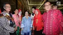 Presiden kelima RI Megawati Soekarnoputri berfoto bersama pelajar usai memberi sambutan pada Festival Prestasi Indonesia di JCC Jakarta, Senin (21/8). Festival dibuka oleh Menko Kemaritiman Luhut B Pandjaitan. (Liputan6.com/Helmi Fithriansyah)