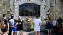 Sejumlah warga loka dan asing saat memperingati Tragedi Bom Bali I yang ke 14 di Monumen Ground Zero di Kuta, Bali, (12/10). Peristiwa ledakan bom di Jalan Legian ini merenggut 202 korban jiwa. (AFP Photo/ Sonny Tumbelaka)