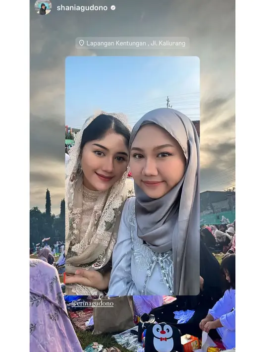 Erina Gudono tunaikan salat Idul Adha di Yogyakarta. Mengenakan abaya brukat berwarna cokelat, Erina lengkapi busananya dengan kerudung yang senada [@shaniagudono]