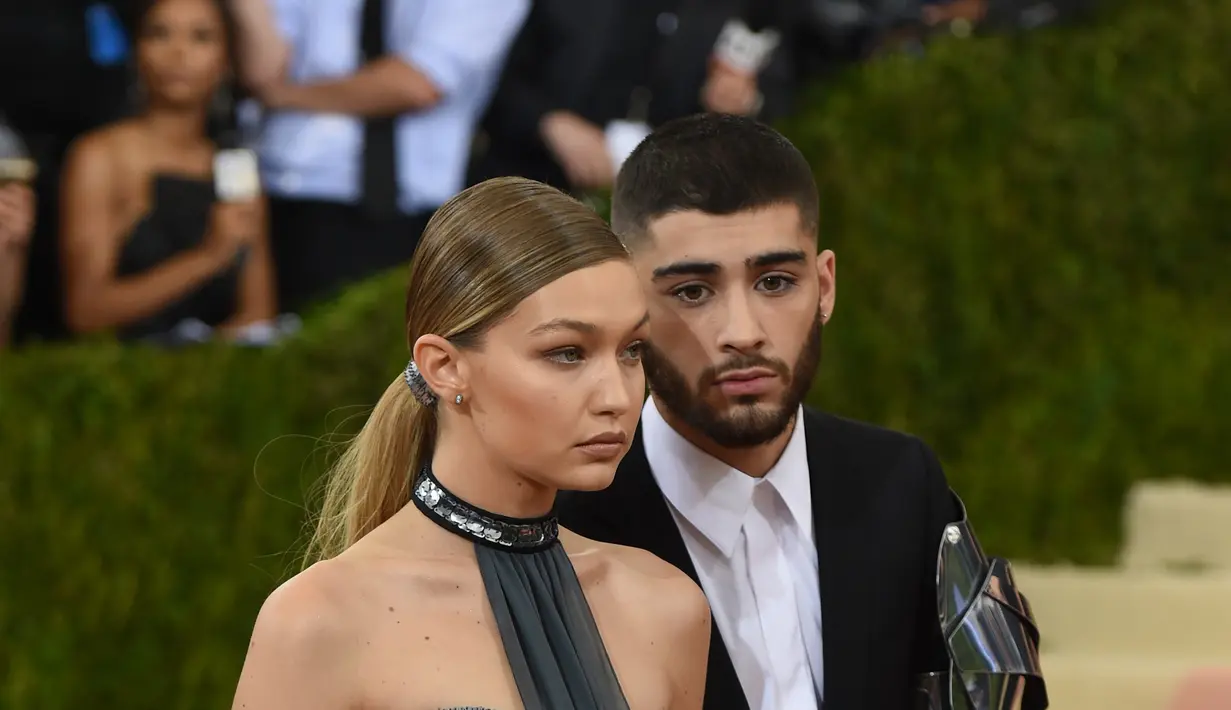 Dikabarkan putus beberapa waktu lalu, hubungan Zayn Malik dan Gigi Hadid terlihat kembali membaik. Mereka tertangkap kamera saat keduanya berniat mendukung penampilan Bella Hadid di LFW 2016 (18/9). (AFP/Bintang.com)