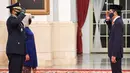 Presiden Joko Widodo (kanan) memberikan ucapan kepada Kepala Staf Angkatan Udara (KSAU) Marsekal TNI Fadjar Prasetyo (kiri) seusai dilantik di Istana Negara, Jakarta, Rabu (20/5/2020). (ANTARA FOTO/Hafidz Mubarak A/POOL)