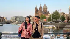 Menjadi istri seorang pilot, mungkin salah satu pengalaman yang dirasakan adalah bisa menikmati liburan sesuai dengan rute yang ditempuh oleh sang suami. Seperti yang dirasakan oleh Stevie Agnecya beberapa waktu belakang ini. Menikah dengan pilot, usai bercerai dengan Samuel Rizal, kini ia kerap membagikan momen kebahagiaannya bersama suami. (Liputan6.com/IG/@steviagnecya)