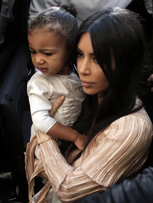 Seperti yang pernah diberitakan sebelumnya, saat Kim mengandung North West ia mengalami jatuh sakit dan kehamilannya pun terganggu. Meski belum ada kejelasan dari pihak Kim dan Kanye tentang rumor yang beredar tersebut. (AFP/Bintang.com)