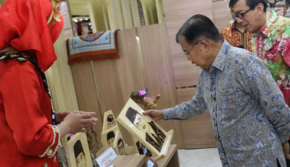 Wapres RI, Jusuf Kalla melihat salah satu hasil kerajinan pada Pameran Produk Unggulan Narapidana di Jakarta, Selasa (26/3). Beragam Produk Unggulan Narapidana dari 33 divisi pemasyarakatan Kanwil Kemenkumham se-Indonesia dipamerkan hingga 29 Maret, mendatang. (Liputan6.com/Helmi Fithriansyah)