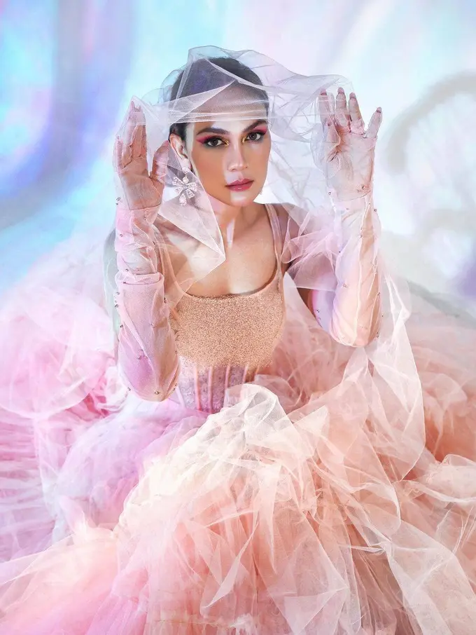 6 Pemotretan Terbaru Luna Maya yang Serba Pink Ini Dipuji Bak Princess