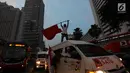 Pendukung capres-cawapres 01 Jokowi-Ma'ruf Amin berkeliling di kawasan Bundaran HI, Jakarta, Rabu (17/4). Berdasarkan hasil hitung cepat  Pasangan Jokowi-Ma'ruf Amin unggul diberbagai lembaga survei. (Merdeka.com/Imam Buhori)