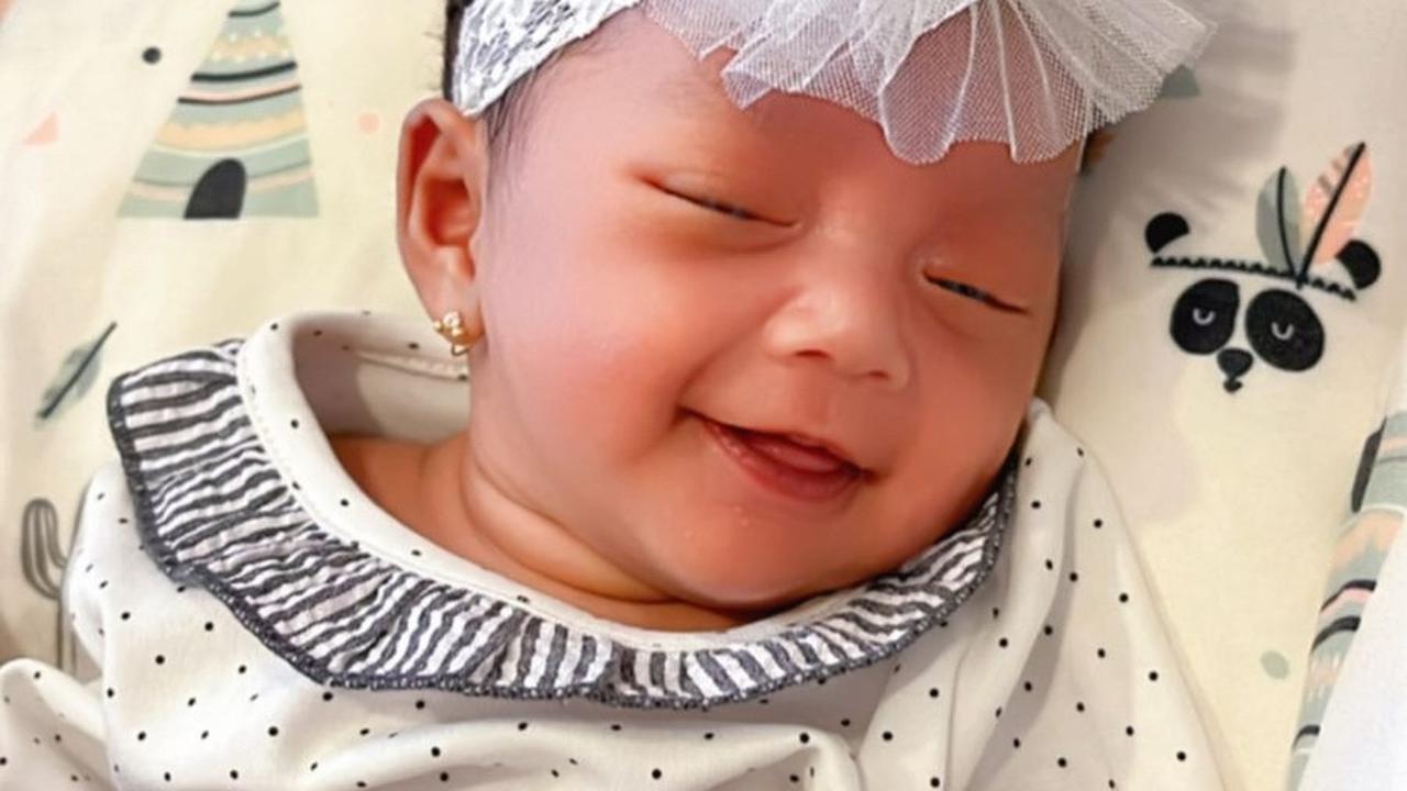Memperlihatkan Wajah Cantik Sang Anak