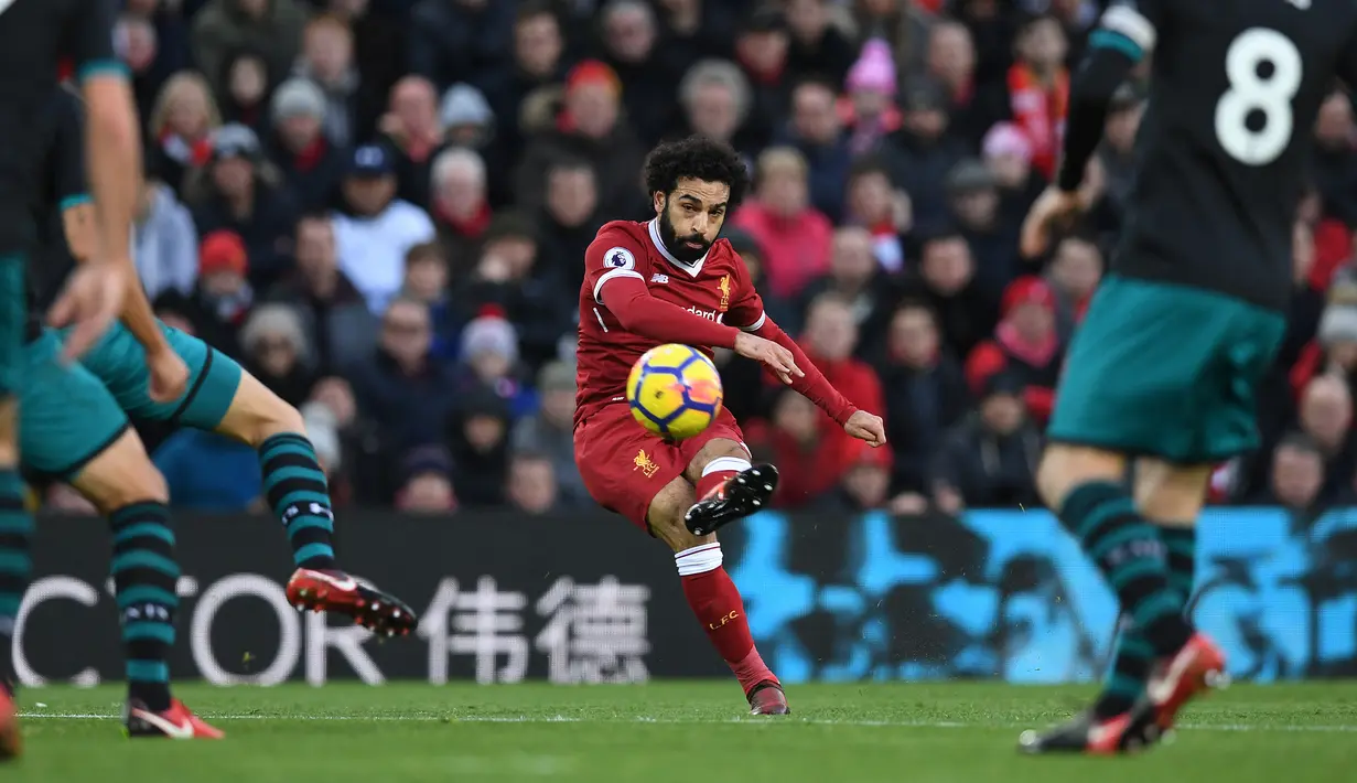 Selalu membuat pergerakan cerdas di belakang lini belakang lawan, rasa lapar Mohamed Salah untuk mencetak gol tak tertandingi. Penyerang asal Mesir itu punya kans besar memenangi trofi Sepatu Emas Premier League musim ini. (Foto: AFP/Pool/Paul Ellis)
