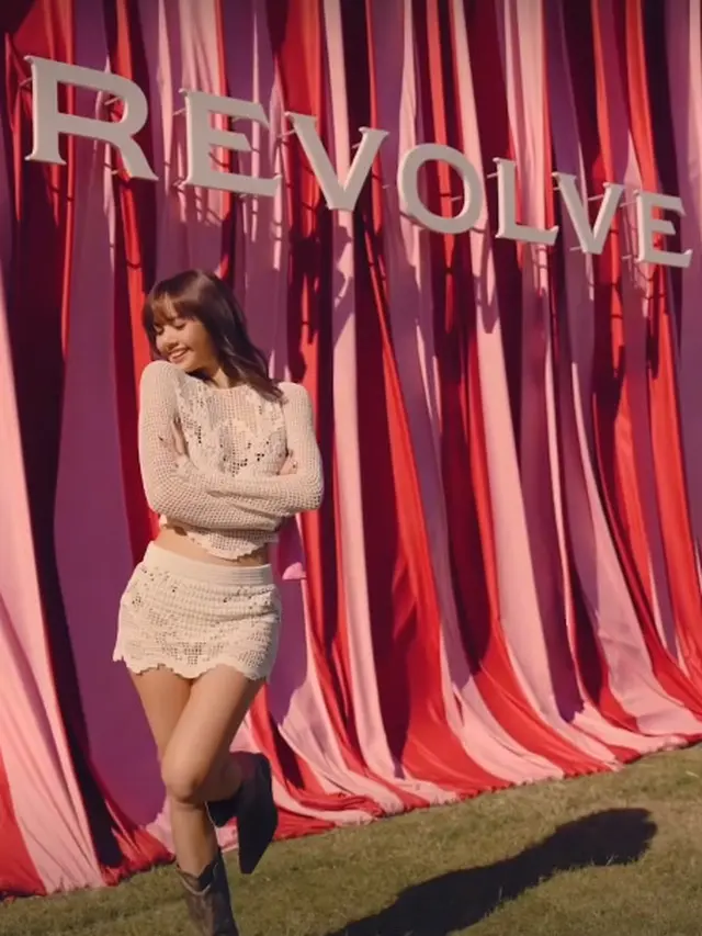 Gaya Kompak Rose, Lisa, dan Jennie BLACKPINK dengan Atasan Putih Nonton Coachella 2026, Tetap Festive dan Slay