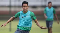 Bek Timnas Indonesia U-22, Ryuji Utomo, mengejar bola saat latihan di Lapangan SPH Karawaci, Banten, Jumat (11/8/2017). Ini merupakan latihan terakhir sebelum berangkat ke Malaysia. (Bola.com/Vitalis Yogi Trisna)