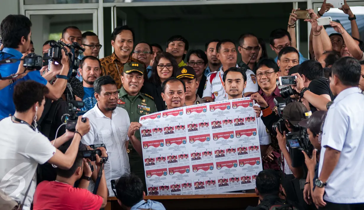 Ketua KPU DKI Jakarta, Sumarno memperlihatkan kertas surat suara pemilihan umum Gubernur dan Wakil Gubernur DKI Jakarta Jilid II kepada awak media di Percetakan PT. Gramedia Printing, Cikarang, Jawa Barat, Kamis (23/3). (Liputan6.com/Gempur M Surya)