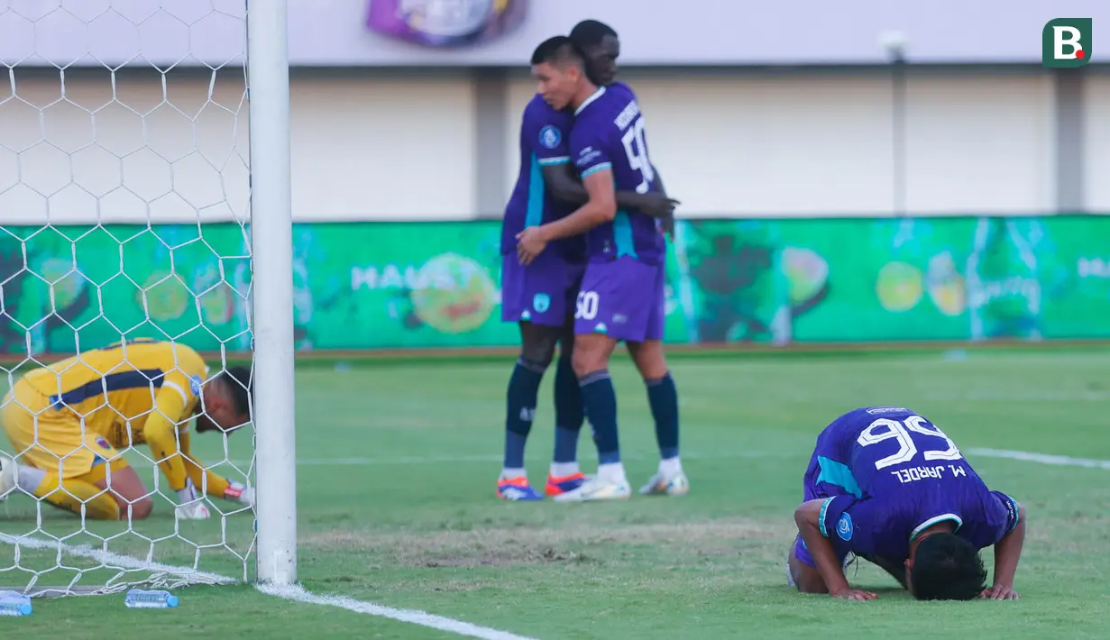 <p>Mario Jardel (kanan) dan sejumlah Persita Tangerang merayakan kemenangan atas Arema FC dalam laga lanjutan BRI Liga 1 2024/2025 di Indomilk Arena, Tangerang, Minggu (20/04/2025) WIB. (Bola.com/M Iqbal Ichsan)</p>
