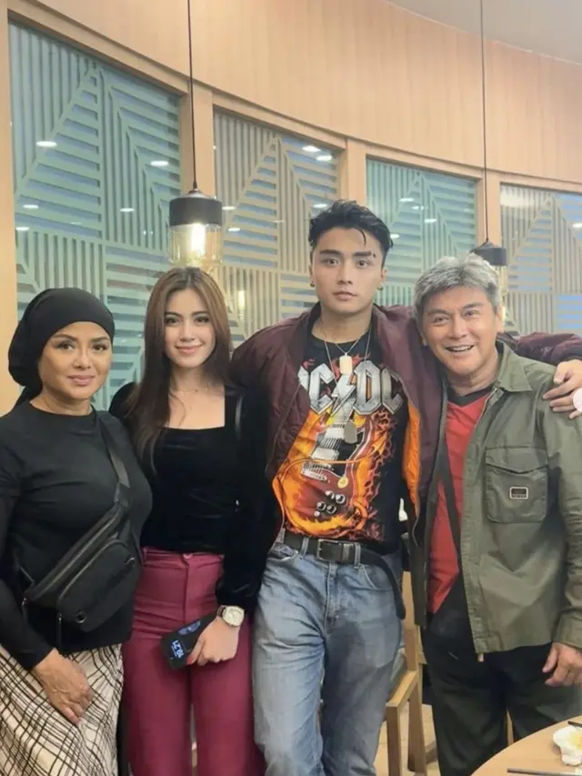 Potret Betharia Sonata dan keluarga (Sumber: Instagram/official.bethariasonata)