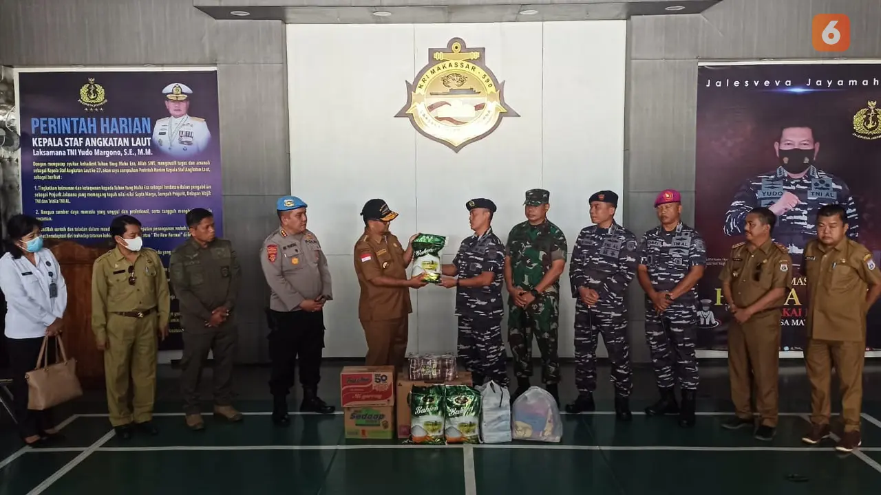 TNI AL serahkan bantuan untuk korban gempa Mamuju (Liputan6.com/Abd Rajab Umar)