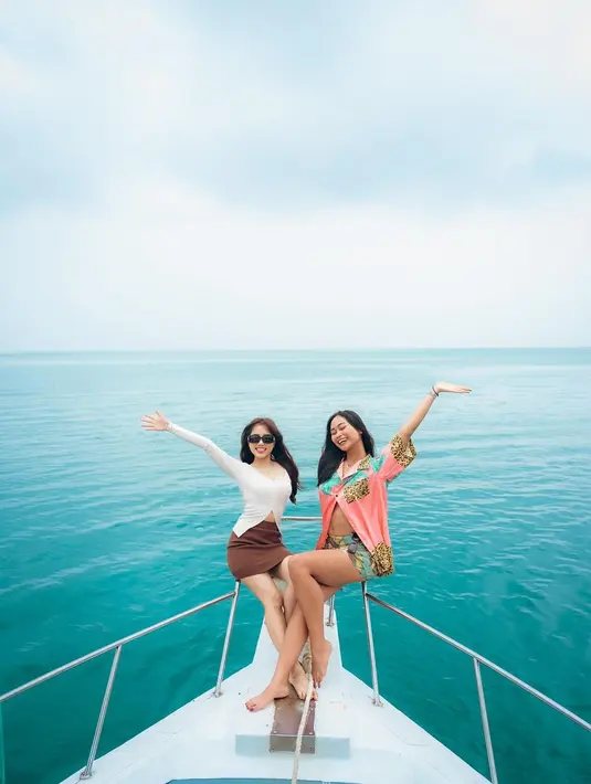 Atasan kaus lengan panjang berwarna putih dipadu rok mini cokelat membalut tubuh Fuji dengan amat baik. [Foto: Instagram/fuji_an]