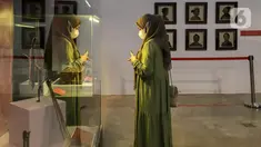 Pengunjung saat melihat pameran The Truth Inside You: Alunan Kisah Tentang Perempuan di Museum Nasional, Jakarta, Sabtu (7/1/2023). Pameran The Truth Inside You yang berlangsung hingga 15 Januari mendatang merupakan sarana edukasi kepada masyarakat bahwa peran perempuan sangat besar bagi Indonesia sejak berabad silam. (Liputan6.com/Faizal Fanani)