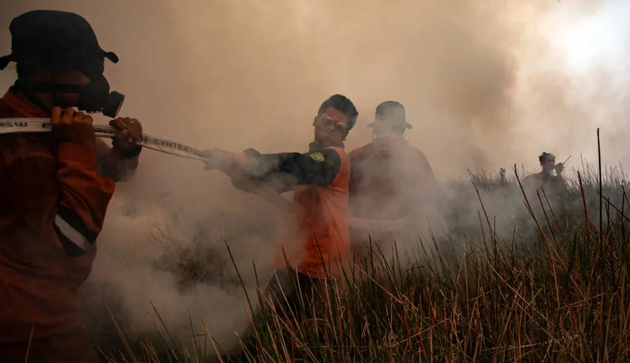 Para pejabat pemerintah meminta masyarakat untuk bekerja dari rumah. Sementara itu, banyak warga mengeluhkan kondisi ini karena menyebabkan sulit beraktivitas. (Al ZULKIFLI/AFP)
