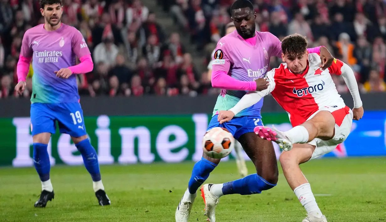 AC Milan menang 3-1 atas Slavia Praha di laga leg kedua babak 16 besar Liga Europa 2023/2024. (AP Photo/Petr David Josek)