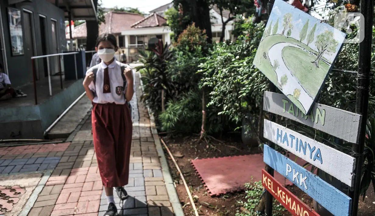 Seorang siswa sekolah berjalan di Ruang Publik Terpadu Ramah Anak (RPTRA) Manggis, Kelurahan Kemanggisan, Kecamatan Palmerah, Jakarta Barat, Senin (31/10/2022). Minimnya pengawasan oleh pihak terkait menyebabkan kondisi sejumlah wahana bermain di RPTRA Manggis yang dibangun era Gubernur DKI Jakarta Basuki Tjahaja Purnama alias Ahok itu kini dalam kondisi rusak dan tak terawat. (merdeka.com/Iqbal S. Nugroho)