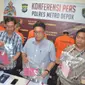 Wakasat Reskrim Polres Metro Depok, AKP Markus Simaremare saat memperlihatkan barang bukti tersangka curanmor di Polres Metro Depok. (Istimewa)
