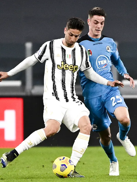 Gelandang Spezia, Giulio Maggiore berusaha merebut bola dari gelandang Juventus, Rodrigo Bentancur pada pertandingan lanjutan Liga Serie A Italia di Stadion Allianz, Turin, Italia, Rabu (3/3/2021). Juventus menang telak atas Spezia dengan skor 3-0. (Marco Alpozzi / LaPresse via AP)