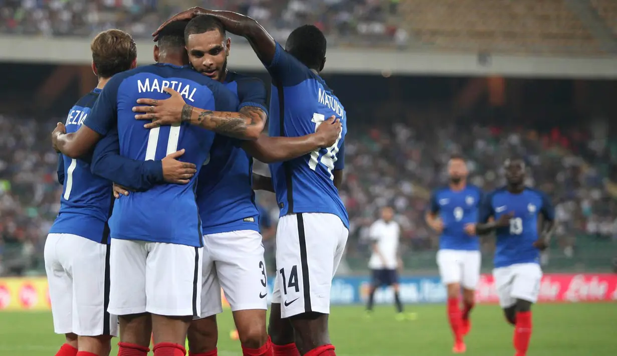 Para pemain Prancis merayakan kemenangan atas Italia pada laga persahabatan di Stadion San Nicola, Bari, Italia, Kamis (1/9/2016). Prancis menang 3-1 atas Italia. (EPA/Tony Vece)