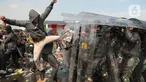 Tentara Nasional Indonesia (TNI) melakukan simulasi demonstrasi pengerahan massa yang anarkis pada Apel Pengamanan Pemilu 2024 di Lapangan Halim Perdanakusuma, Jakarta, Kamis (1/2/2024). (merdeka.com/Imam Buhori)