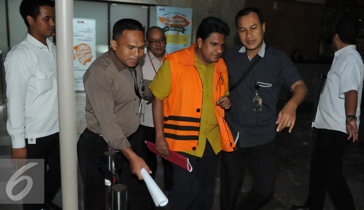 Ras Rajamohanan Nair, penyuap Kasubdit Bukti Permulaan Direktorat Penegakan Hukum Ditjen Pajak, Handang Soekarno pergi meninggalkan Gedung KPK, Jakarta, Selasa (22/11). (Liputan6.com/Helmi Afandi)
