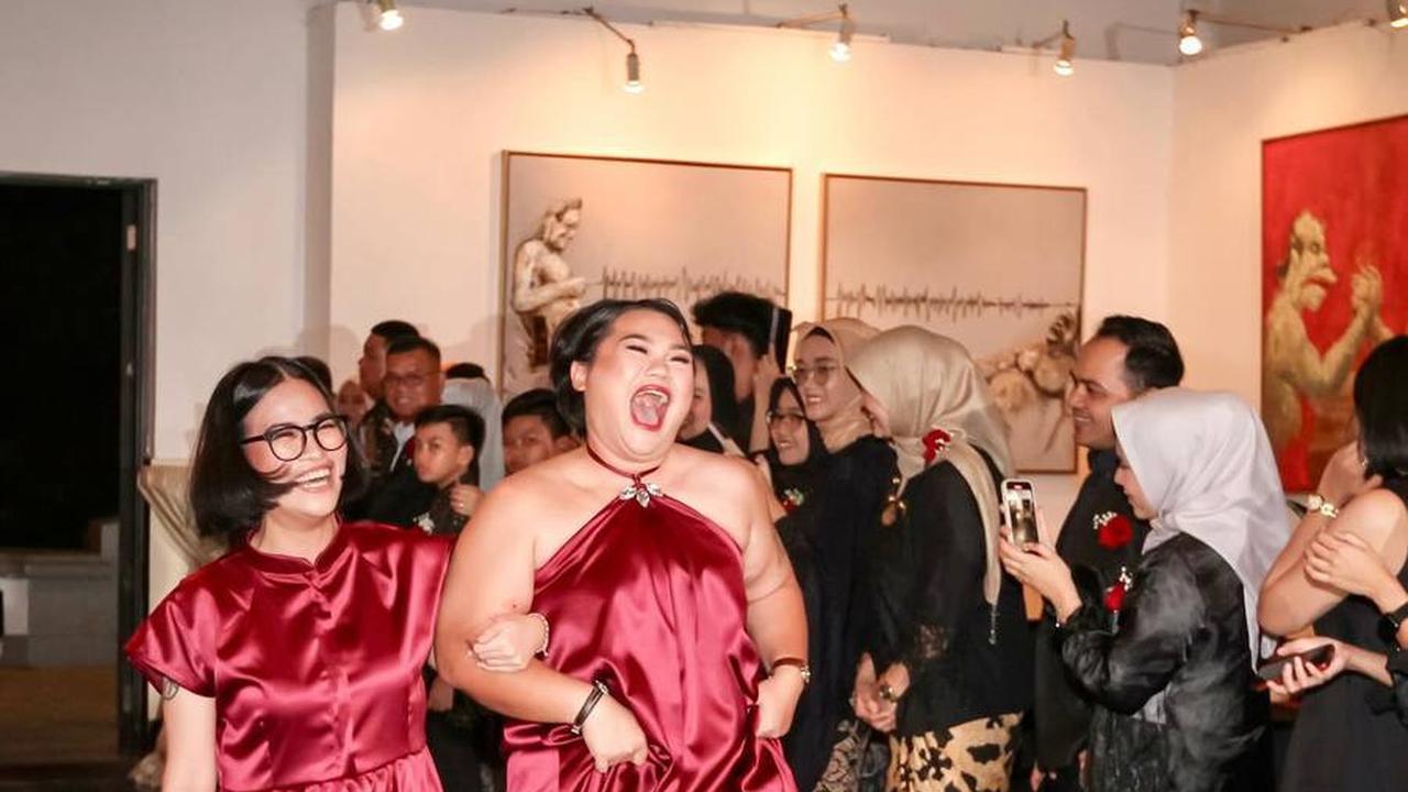 Tamu Undangan Terlihat Tertawa Ceria