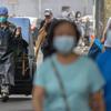 Seorang pekerja pemeliharaan yang mengenakan masker menarik gerobak di sepanjang jalan di Beijing, Rabu (6/7/2022). Lockdown dan pengujian massal berulang kali terjadi di China. Ini merupakan bagian dari kebijakan nol-Covid yang bertujuan untuk memberantas semua wabah. (AP Photo/Mark Schiefelbein)