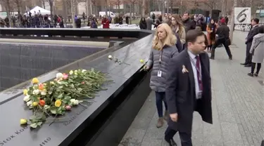 Memperingati 25 tahun tragedi bom WTC, warga New York berkumpul di Memorial Plaza.
