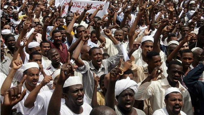 Aksi protes besar-besaran di ibu kota Sudan, menuntut pemerintahan Omar al-Bashir turun dari jabatannya (AFP/Ebrahim Hamid)