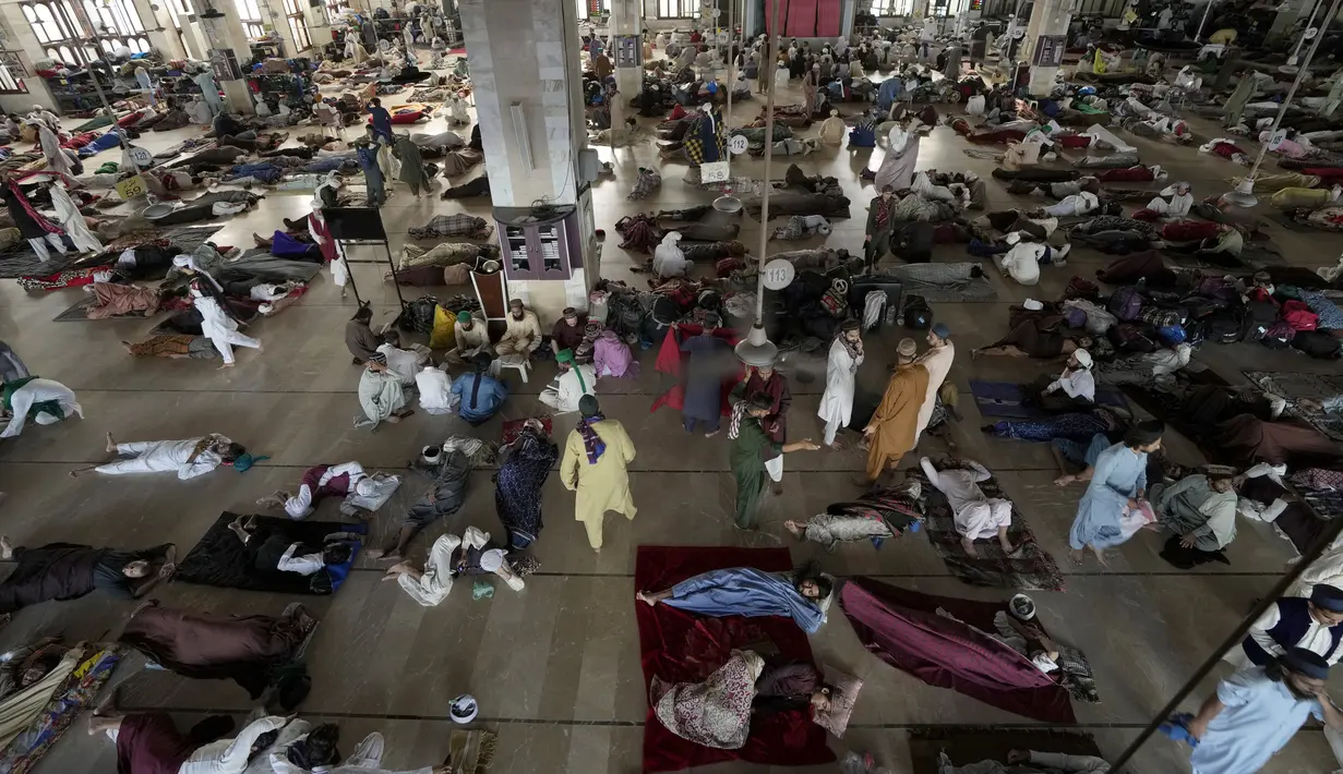 Suasana sebuah masjid di Karachi yang terlihat ramai oleh para jemaah muslim Pakistan yang sedang beritikaf. (AP Photo/Fareed Khan)
