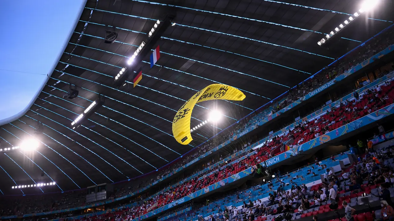 Penerjun payung mendarat di arena pertarungan Prancis Vs Jerman di Euro 2020 / Euro 2021