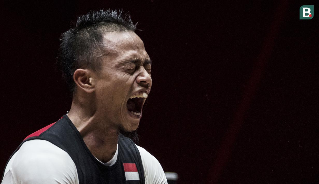 Lifter Indonesia, Suwoto Wijoyo, saat berlaga pada Asian Games di JIExpo, Jakarta, Senin, (20/8/2018). Suwoto Wijoyo berhasil menyumbang medali perunggu angkat besi putra kelas 56kg. (Bola.com/Vitalis Yogi Trisna)