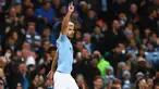 Striker Manchester City, Sergio Aguero berselebrasi usai mencetak gol ke gawang Manchester United pada lanjutan Liga Inggrid di stadion Etihad, Manchester (11/11). Aguero tampil beda dengan gaya rambut di cat pirang. (AP Photo/Dave Thompson)