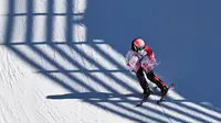 Relawan bermain ski menuruni lereng di jalur menurun Pusat Ski Alpine Nasional menjelang Olimpiade Musim Dingin Beijing 2022 di distrik Yanqing, 2 Februari 2022. Ini adalah venue ski Alpine pertama di China yang memenuhi standar Olimpiade dan salah satu tempat tersulit di dunia (Dimitar DILKOFF/AFP)