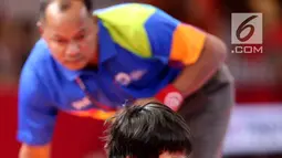 Pegulat putri Indonesia, Ridwan Ridha Wahyadaniyaty mengunci pegulat Kirgizstan Medet Kyzy Aiperi pada kelas putri 76 Kg di JCC Senayan, Selasa (21/8). Pada perdelapan final, Ridha kalah atas lawanya dengan skor 0-12. (Liputan6.com/Fery Pradolo)